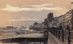 The-sea-hammering-the-prom-at-splash-point-1914.